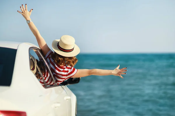 Happy woman girl goes to summer travel trip in   ca — Stock Photo, Image