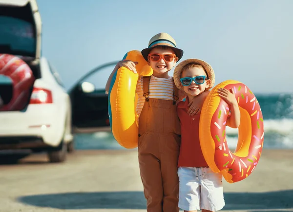 Happy children boys friends brothers on the car ride to summer t — Stock Photo, Image