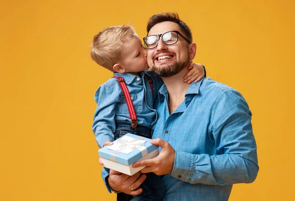 Felice festa del papà! carino papà e figlio abbraccio su giallo backgroun — Foto Stock