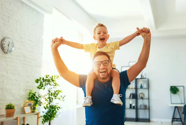 Fars dag. Lycklig familje son kramar sin pappa — Stockfoto