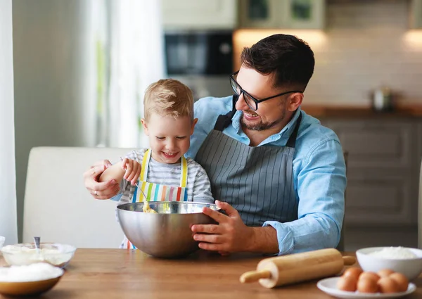 Familia feliz en la cocina. padre e hijo galletas para hornear — Foto de Stock