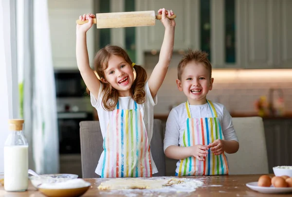 Gelukkig gezin grappig kinderen bakken koekjes in keuken — Stockfoto