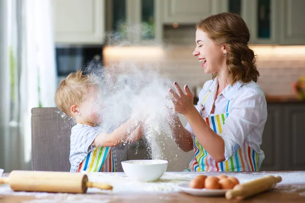 Lycklig familj mor och son baka knåda degen i omgivni — Stockfoto