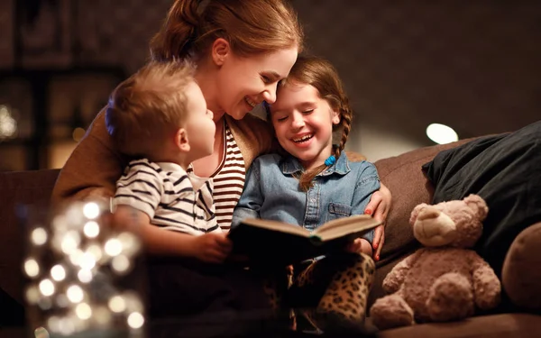 夕方の家族の読書。母は子供を読みます。行く前に本を書く — ストック写真