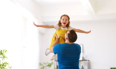 Babalar günü. Mutlu aile kızı babası hugs  