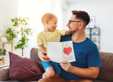 Babalar günü. Mutlu aile oğlu baba sarılma ve gülüyor