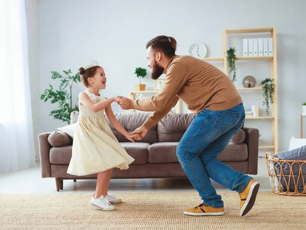 Buona festa del papà! padre di famiglia e figlia minore principessa danci — Foto Stock