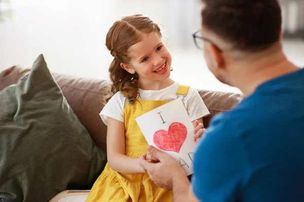 Fars dag. Lycklig familj dotter kramar pappa och skratta — Stockfoto