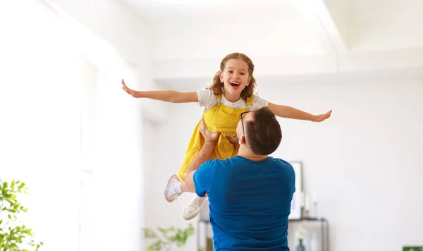 Father's day. Happy family daughter hugs his dad — Stock Photo, Image