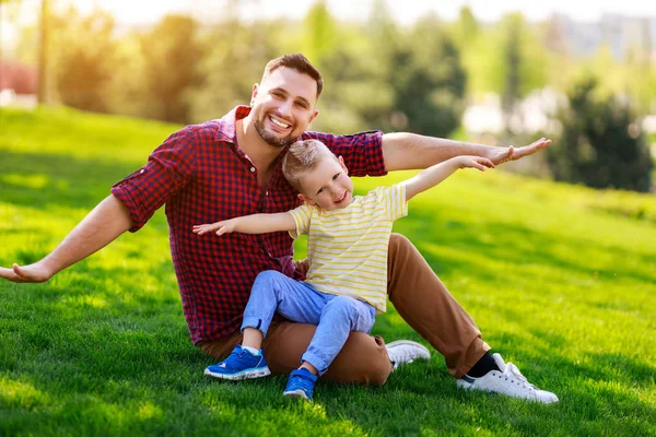 Lycklig familj far och barn son på sommaren — Stockfoto