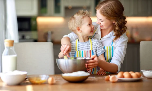 Feliz familia madre e hijo hornear amasar masa en la cocina — Foto de Stock