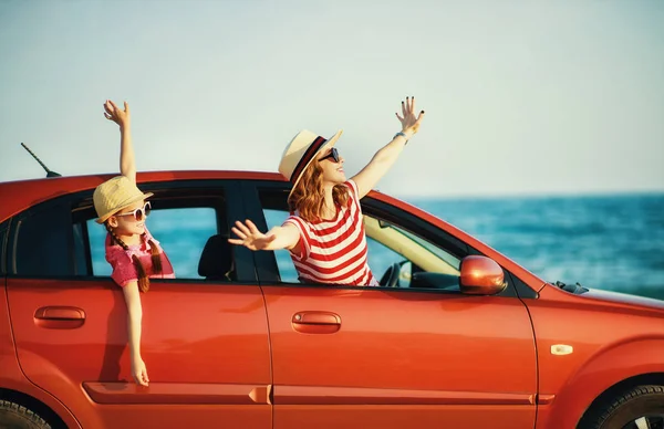 Gelukkige familie moeder en kind meisje gaat naar de zomer reis reis in — Stockfoto