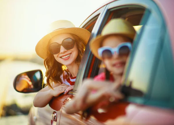 Gelukkige familie moeder en kind meisje gaat naar de zomer reis reis in — Stockfoto