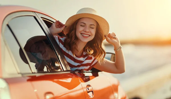 Felice donna ragazza va a viaggio estivo viaggio in ca — Foto Stock