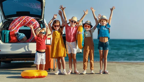 Grupo feliz niños niñas y niños amigos en el viaje en coche t —  Fotos de Stock