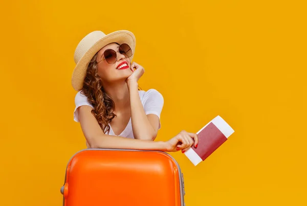 Koncepce cestování. šťastná žena dívka s kufrem a pasem — Stock fotografie