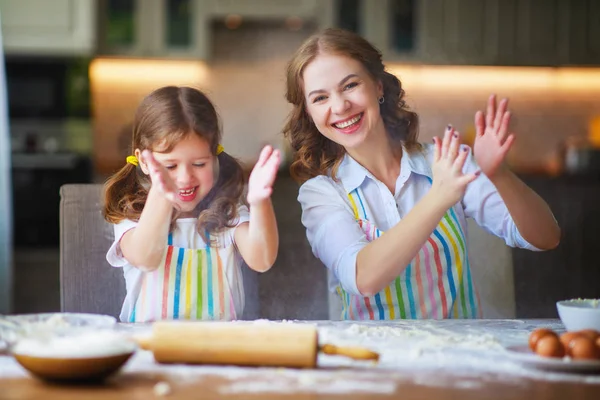 Gelukkige familie in keuken. moeder en kind bakken koekjes — Stockfoto