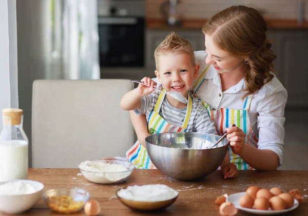 Família feliz mãe e filho assar massa de amassar na cozinha — Fotografia de Stock