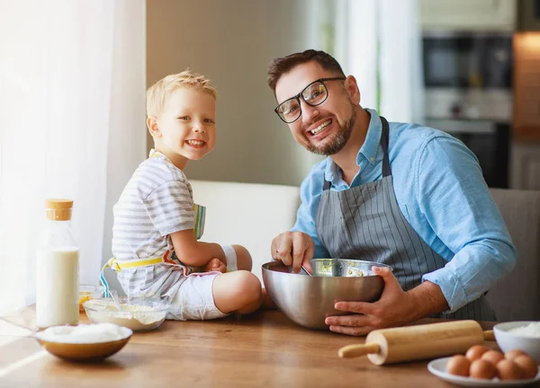 Família feliz na cozinha. pai e criança assar biscoitos — Fotografia de Stock