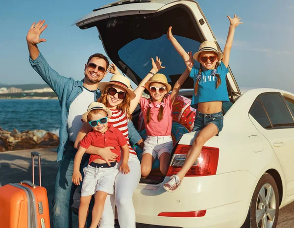 Familia grande feliz en viaje auto del verano viaje en coche en la playa —  Fotos de Stock