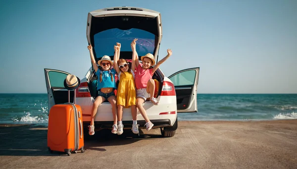 Enfants heureux filles amis sœurs sur le trajet en voiture à l'été t — Photo