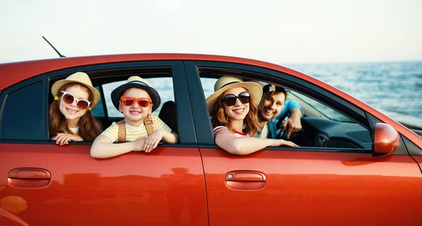 Familia feliz en verano viaje en coche en la playa —  Fotos de Stock