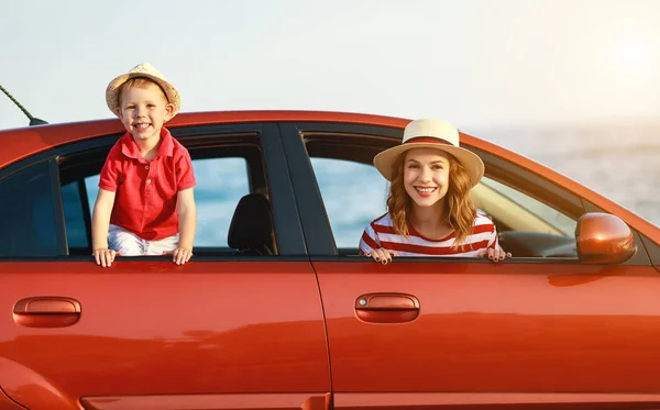 Gelukkige familie moeder en kind jongen gaat naar de zomer reis reis in — Stockfoto