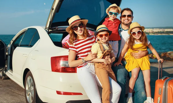 Familia grande feliz en viaje auto del verano viaje en coche en la playa —  Fotos de Stock