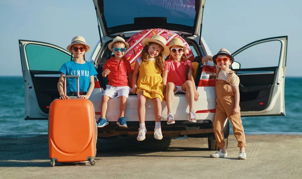 Groupe heureux enfants filles et garçons amis sur le trajet en voiture t — Photo