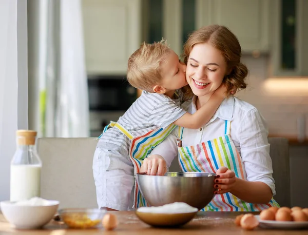 Família feliz mãe e filho assar massa de amassar na cozinha — Fotografia de Stock