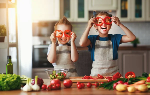 Gesunde Ernährung. Glückliche Kinder bereiten Gemüsesalat in Kitc zu — Stockfoto