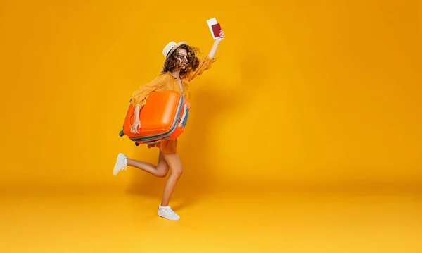 Concept de voyage. femme heureuse fille avec valise et passeport — Photo