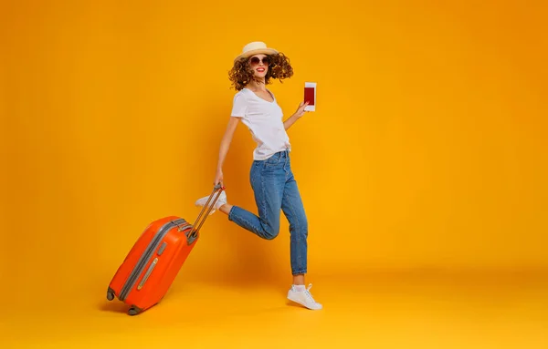 Conceito de viagem. menina mulher feliz com mala e passaporte — Fotografia de Stock