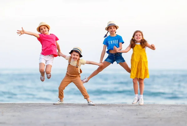 행복한 아이들의 그룹은 summe에서 바다로 점프 — 스톡 사진
