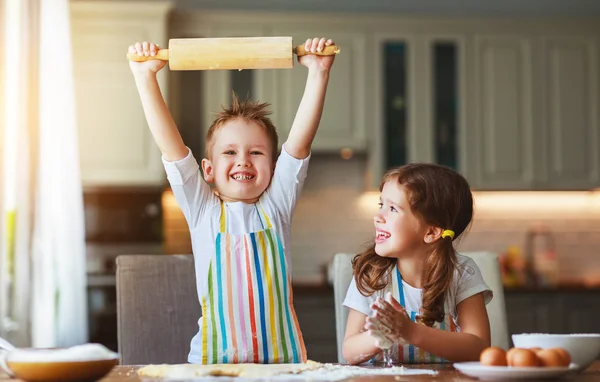 Glückliche Familie lustige Kinder backen Plätzchen in der Küche — Stockfoto