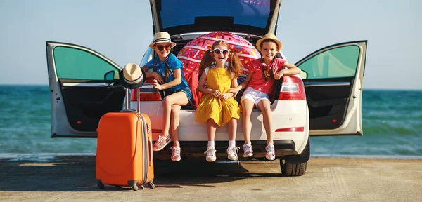 Niños felices niñas amigos hermanas en el viaje en coche al verano t —  Fotos de Stock