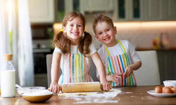 Familia feliz divertido niños hornear galletas en la cocina —  Fotos de Stock