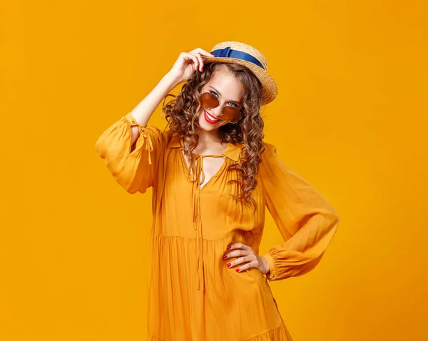 Hermosa joven rizado mujer en verano sombrero y gafas de sol en ye —  Fotos de Stock