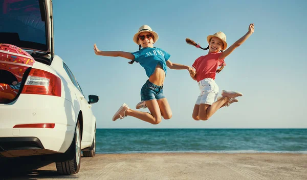 Feliz niños niñas gemelas hermanas en coche paseo a verano tri — Foto de Stock