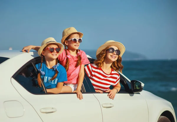 Família feliz mãe e crianças meninas vai para viagem de verão tri — Fotografia de Stock