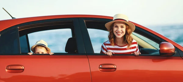 Gelukkige familie moeder en kind jongen gaat naar de zomer reis reis in — Stockfoto