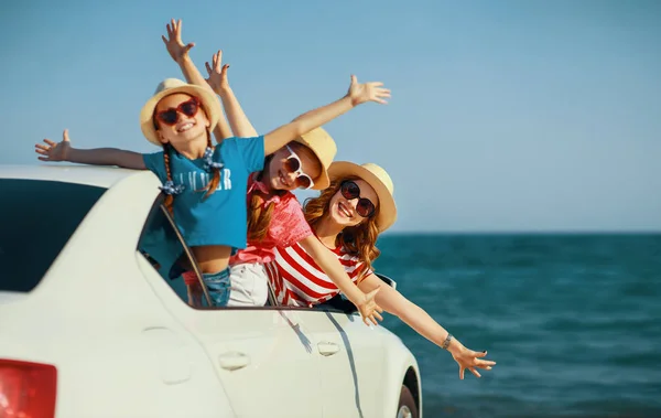 Lycklig familj mor och barn flickor går till sommaren Travel Tri — Stockfoto