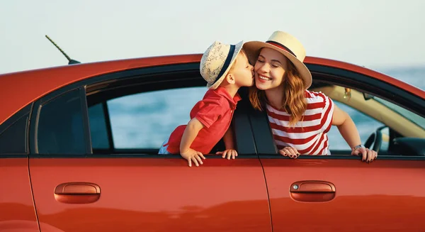 Feliz familia madre y niño niño va a viaje de verano en —  Fotos de Stock