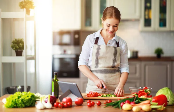 Lycklig kvinna förbereder grönsakssallad i omgivni — Stockfoto