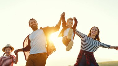 Mutlu bir aile: Anne, baba, çocuk oğlu ve kızı sunse üzerine