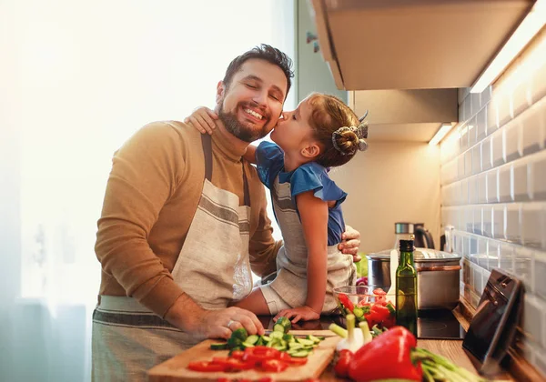 Счастливый отец семьи с ребенком дочь готовит овощной сала — стоковое фото