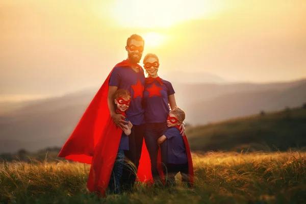 Concept de super famille, famille de super héros au coucher du soleil — Photo