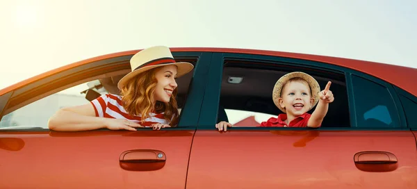 Feliz familia madre y niño niño va a viaje de verano en —  Fotos de Stock