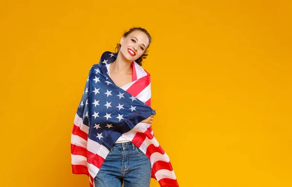 Mujer feliz niña con la bandera de Estados Unidos de América — Foto de Stock