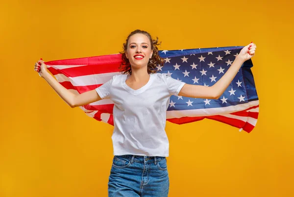 Menina feliz da mulher com a bandeira de Estados Unidos da América EUA em — Fotografia de Stock